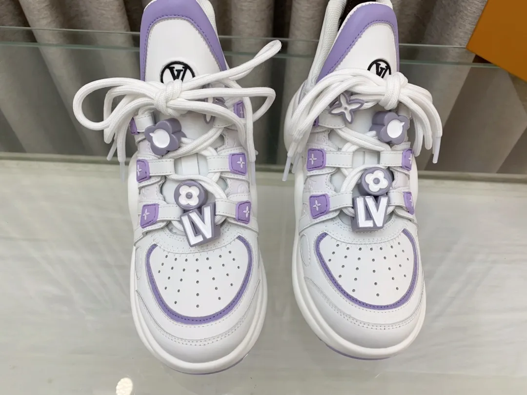 👟👟Ex-factory price 760👟👟 Louis Vuiton·Louis Vuitton 24/ New Chinese Valentine's Day limited edition LV Archlight series arch sole dad shoes casual thick-soled lace-up sneakers top version🔝original purchase, development and production👍🏻 This LV dad shoe features an eye-catching wavy sole and large tongue. It is equipped with a sporty super-elastic running shoe style rubber outsole, which is very eye-catching. It is also combined with a soft and elastic upper made of a variety of high-tech fabrics, making the upper foot comfortable and soft! 🤩 Fabric: Original custom-made first-layer cowhide + technical fabrics Lining: Original imported breathable mesh lining + cowhide foot pads Sole: Original molded correct U-shaped arch outsole Bottom thickness: about 5cm Size: 35-39 (40.41 custom-made, non-refundable)